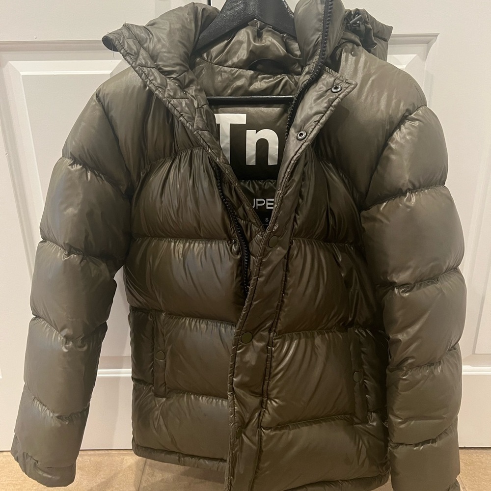 The Super Puff- ARITZIA- gently worn- shiny olive green